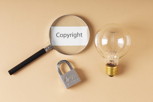 Lupa con etiqueta de Copyright, candado y bombilla