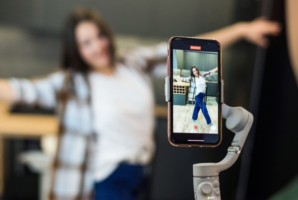 Una persona con un móvil está grabando un port de una influencer