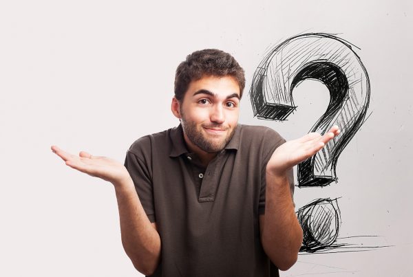 Jóven preguntándose por su futuro con un símbolo de interrogación dibujado detrás