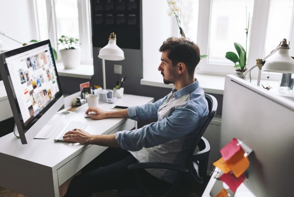 Joven trabajando como diseñador gráfico en un estudio de diseño gráfico y comunicación visual
