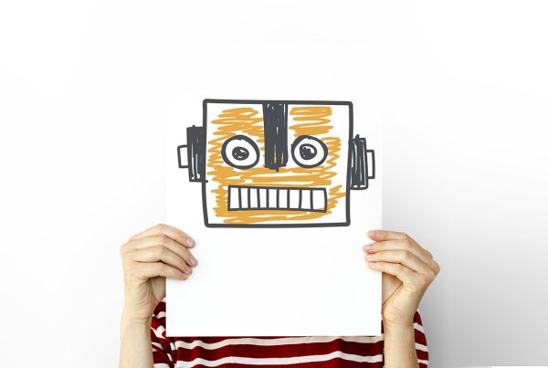 mujer mostrando al nivel de su cabeza un cartel con la cabeza de un robot dibijada