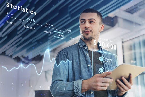 Jóven experto en márketing trabaja sobre una tablet aprovechando las ventajas de la inteligencia artificial